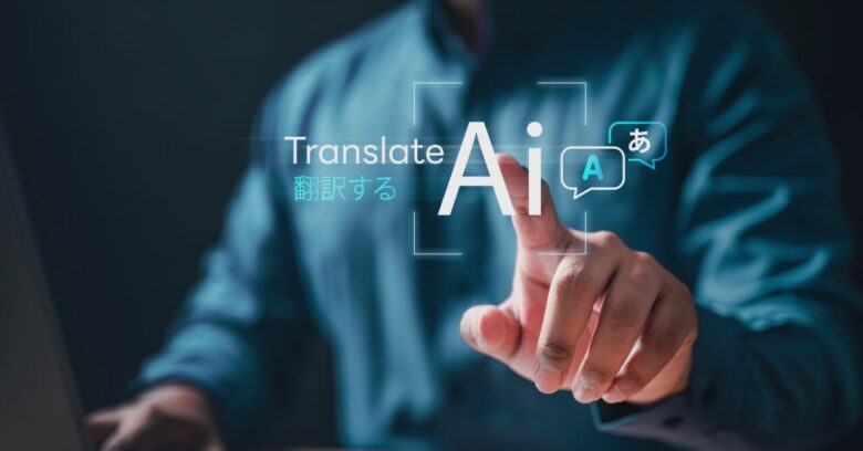 暗い背景の前で、画面上のAI翻訳機能（Translate・翻訳する）をタッチ操作する人物の手元