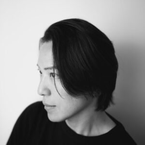 横向きの男性のモノクロ顔写真 外注パターン・東京でプロに依頼するなら、フリーランスパタンナー／モードエンジニアのコバヤシトシヒコが代表を務めるパターンメイキング工房 - orv mode studio.(オーヴ・モードスタジオ)へお任せください。オーヴ・モードスタジオは、ファッションデザイナーたちのイメージを具現化して理想を叶えるアパレルパターンメイキング工房です。 審美性、機能性、生産性の3つを兼ね備えたエクセレントな工業用パターンを供給することで、プロフェッショナルクオリティーの服づくりをサポート。 プロのパターン外注先としてはもちろん、服作り未経験な個人のお客様からのご依頼に対しても、親身かつ真剣に取り組ませていただいております。